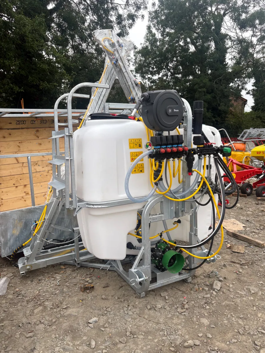 New jarmet 1000l hydraulic folding sprayer - Image 1