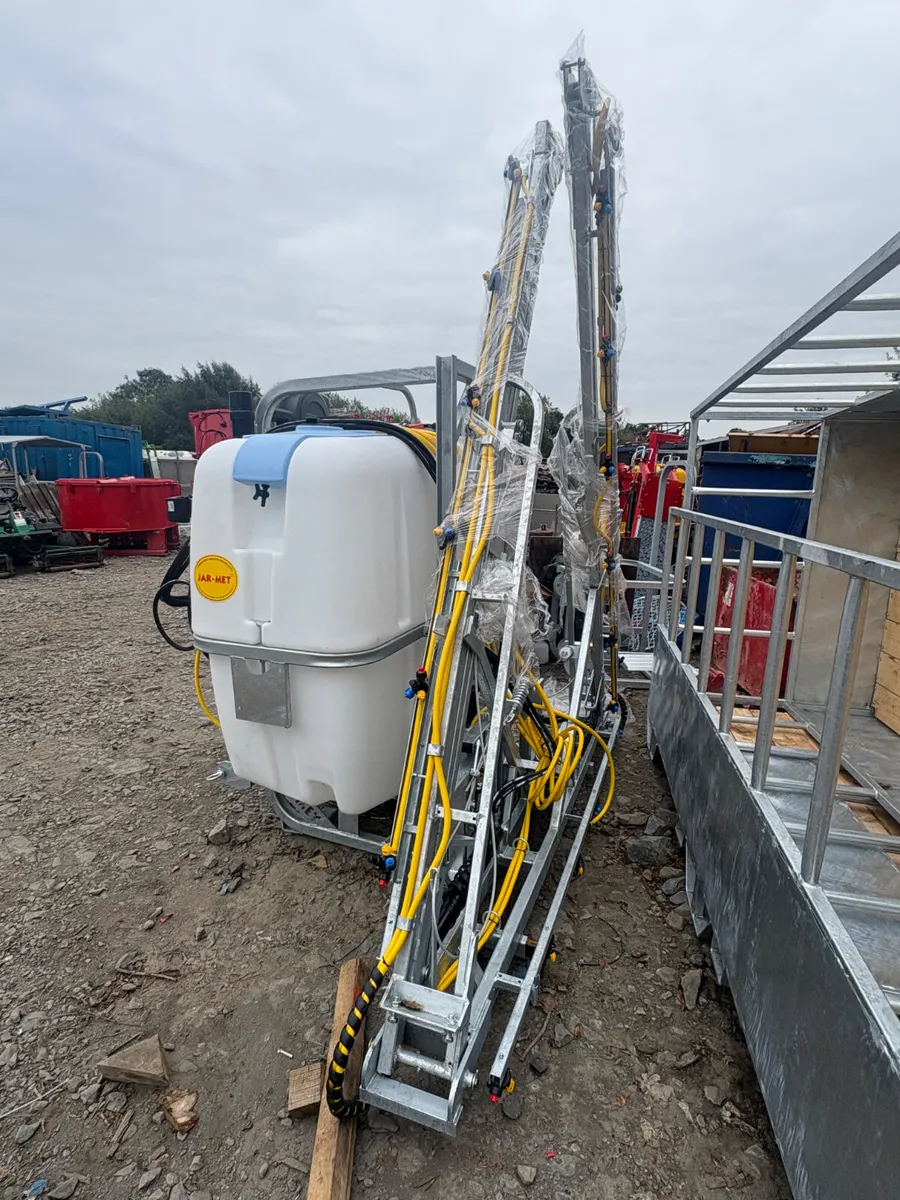 New jarmet 1000l hydraulic folding sprayer - Image 2