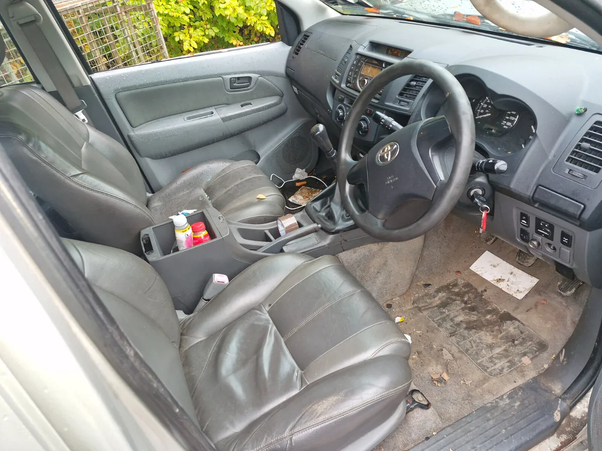 Toyota hilux 05 to 16 2.5 breaking for parts - Image 2