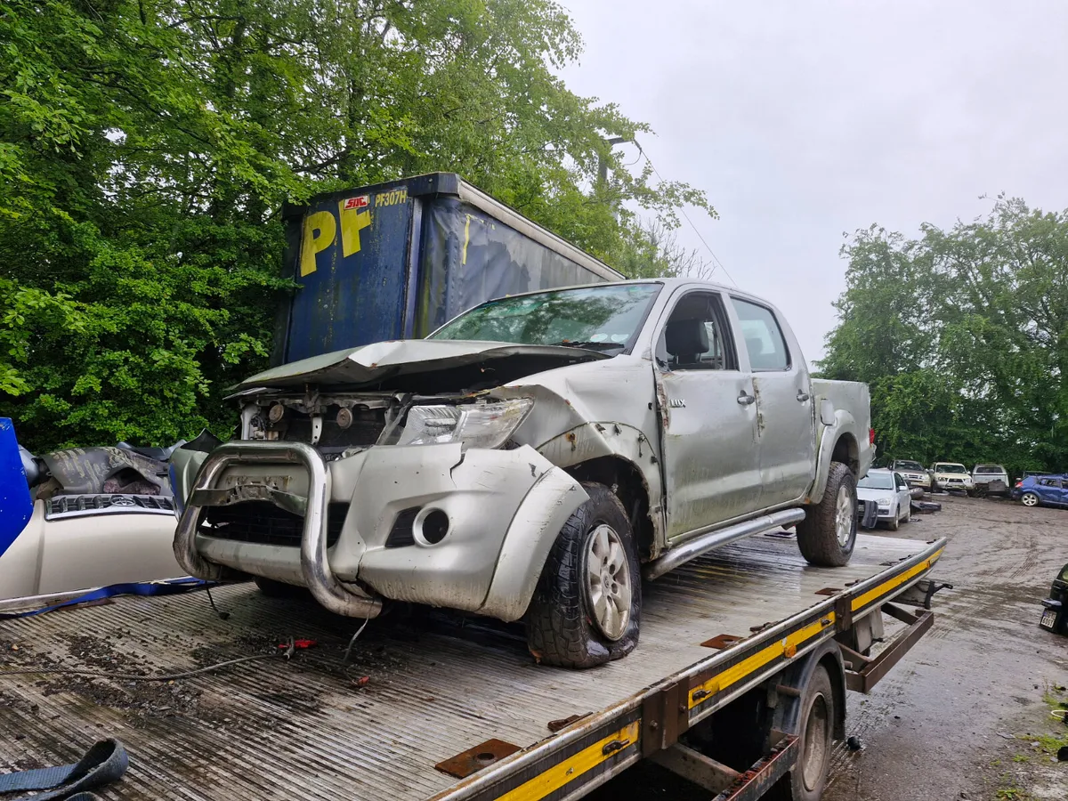 Toyota hilux 05 to 16 2.5 breaking for parts - Image 1