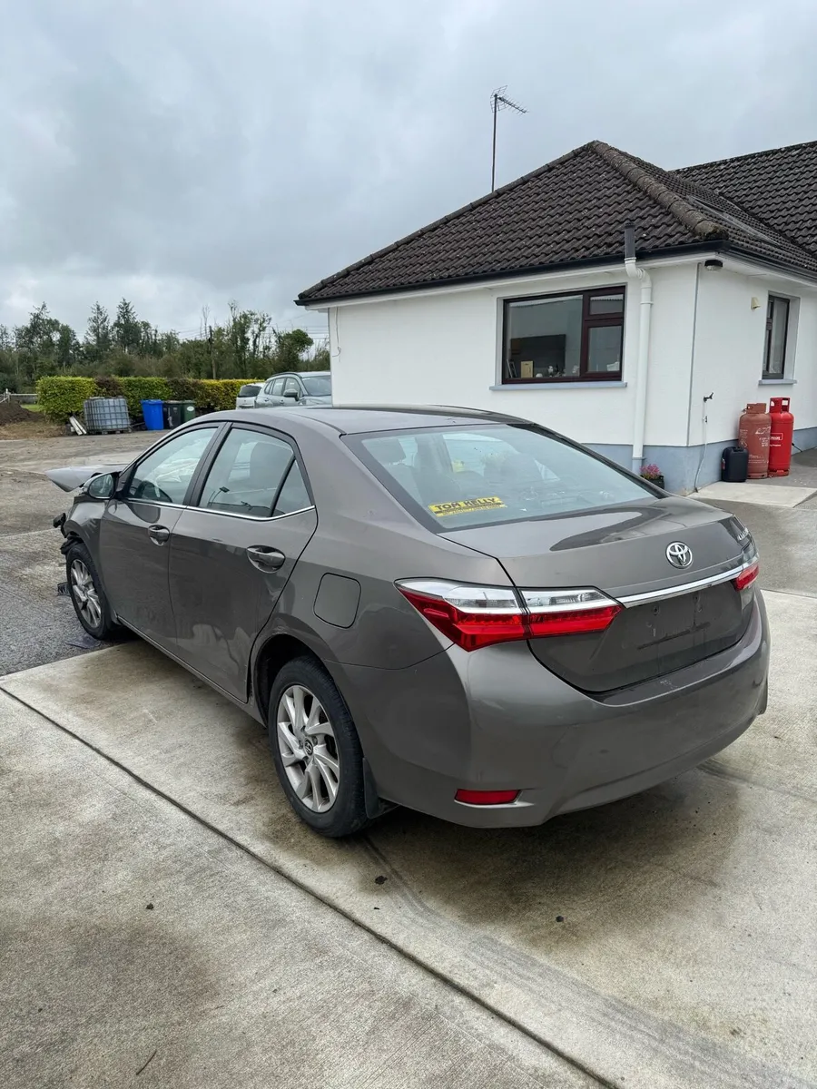 Breaking  2018 Toyota Corolla and 2011 Yaris - Image 2