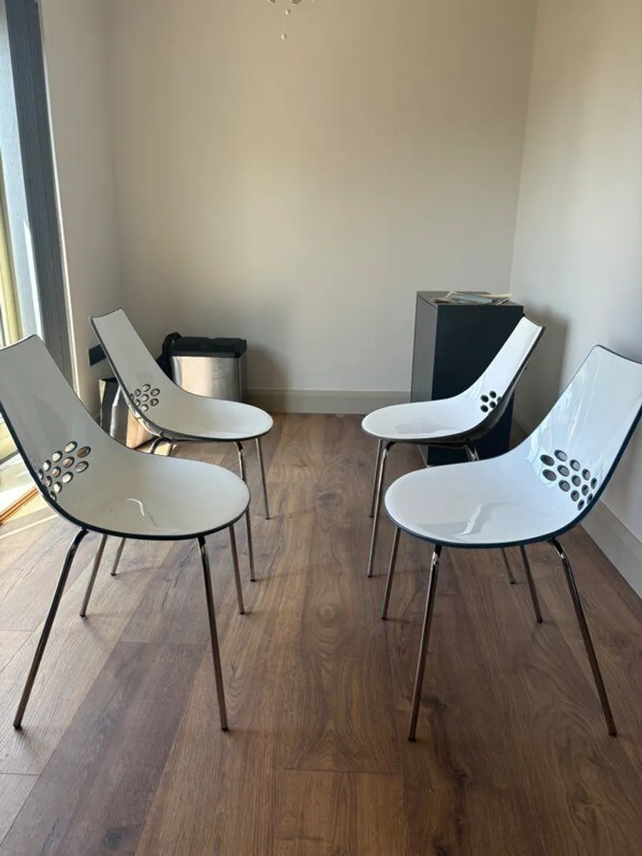 4 kitchen dining chairs - Image 1