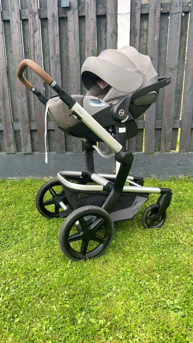 Joolz Day+ Dark Grey Stroller & Cybex Cloud Z SET - Image 2