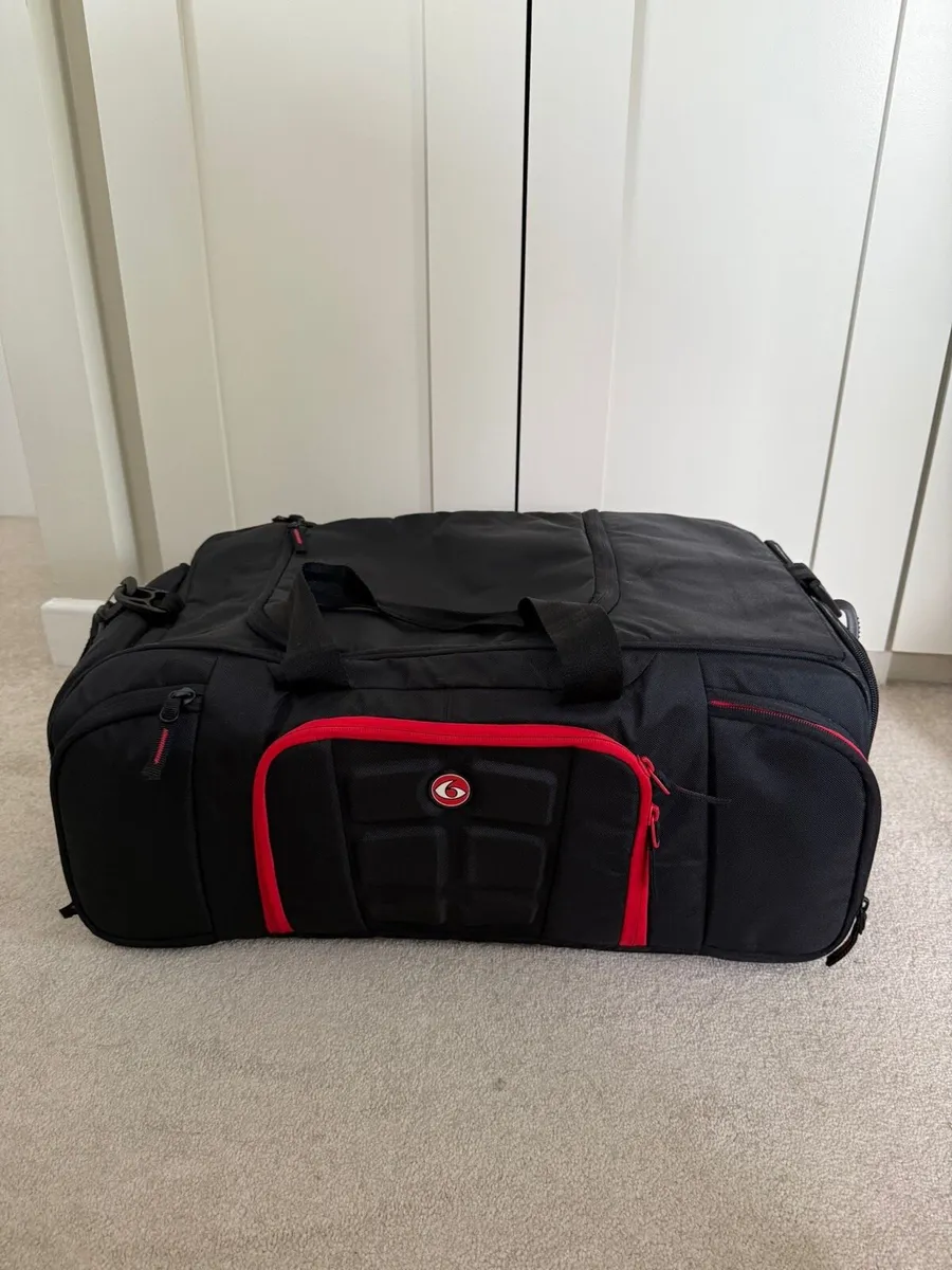 Gym bag with meal prep holder - Image 1