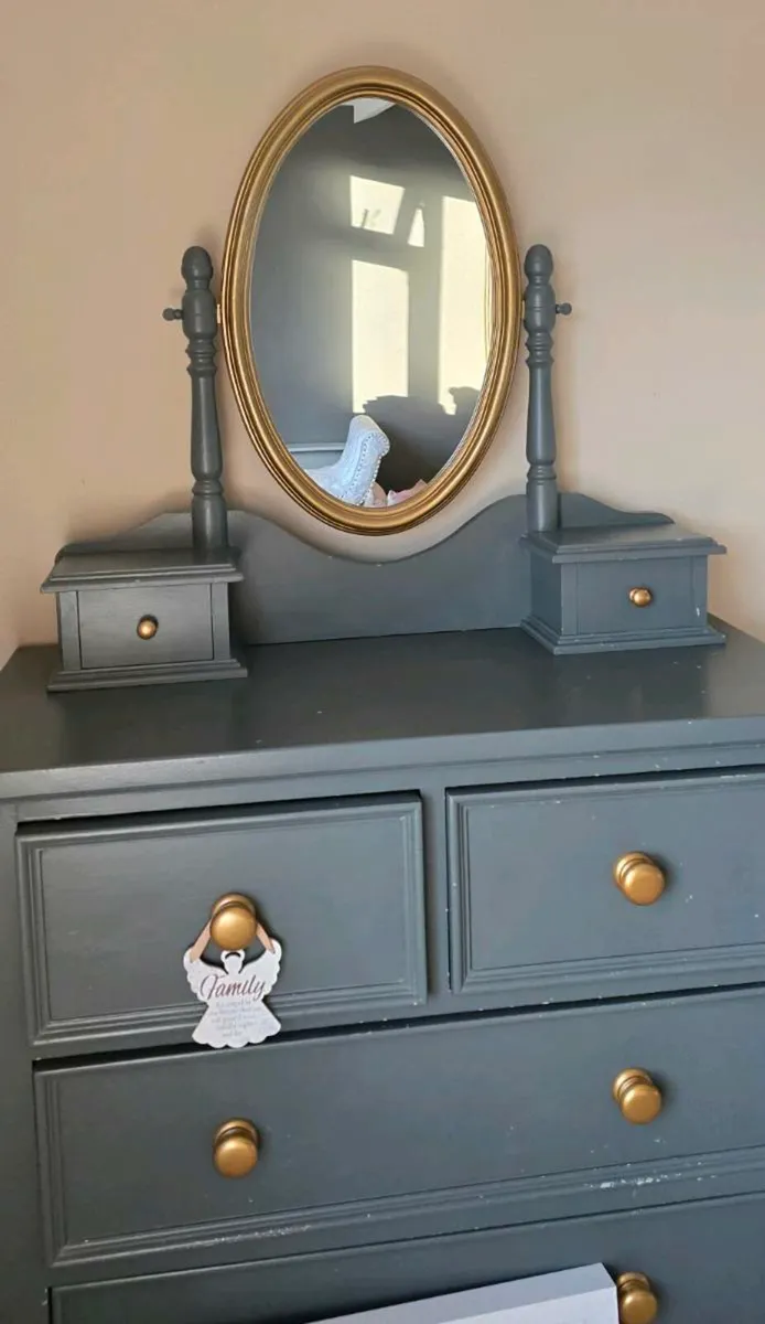 Mirrors and pendant lights - Image 1