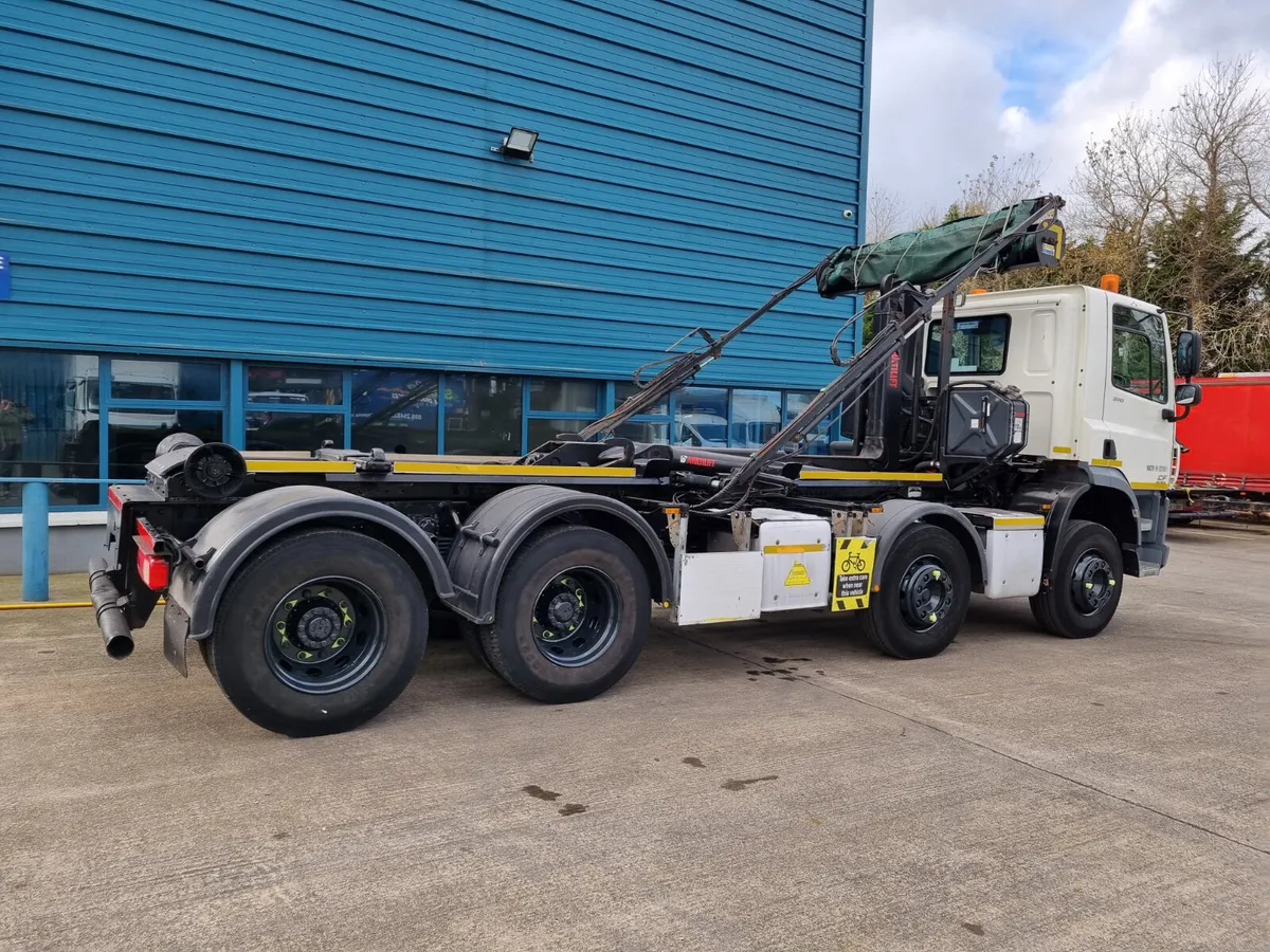 2016 DAF CF 8X4 HOOKLOADER - Image 2