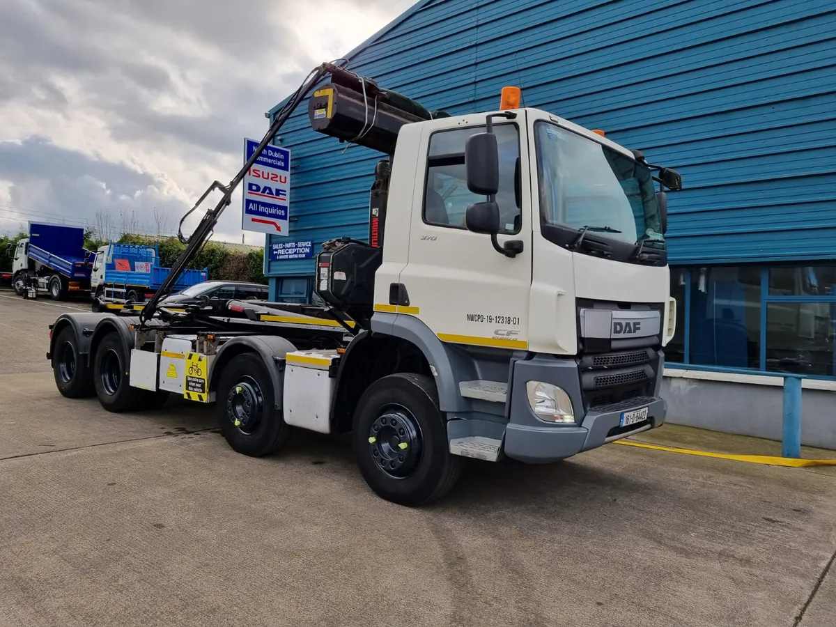 2016 DAF CF 8X4 HOOKLOADER - Image 1