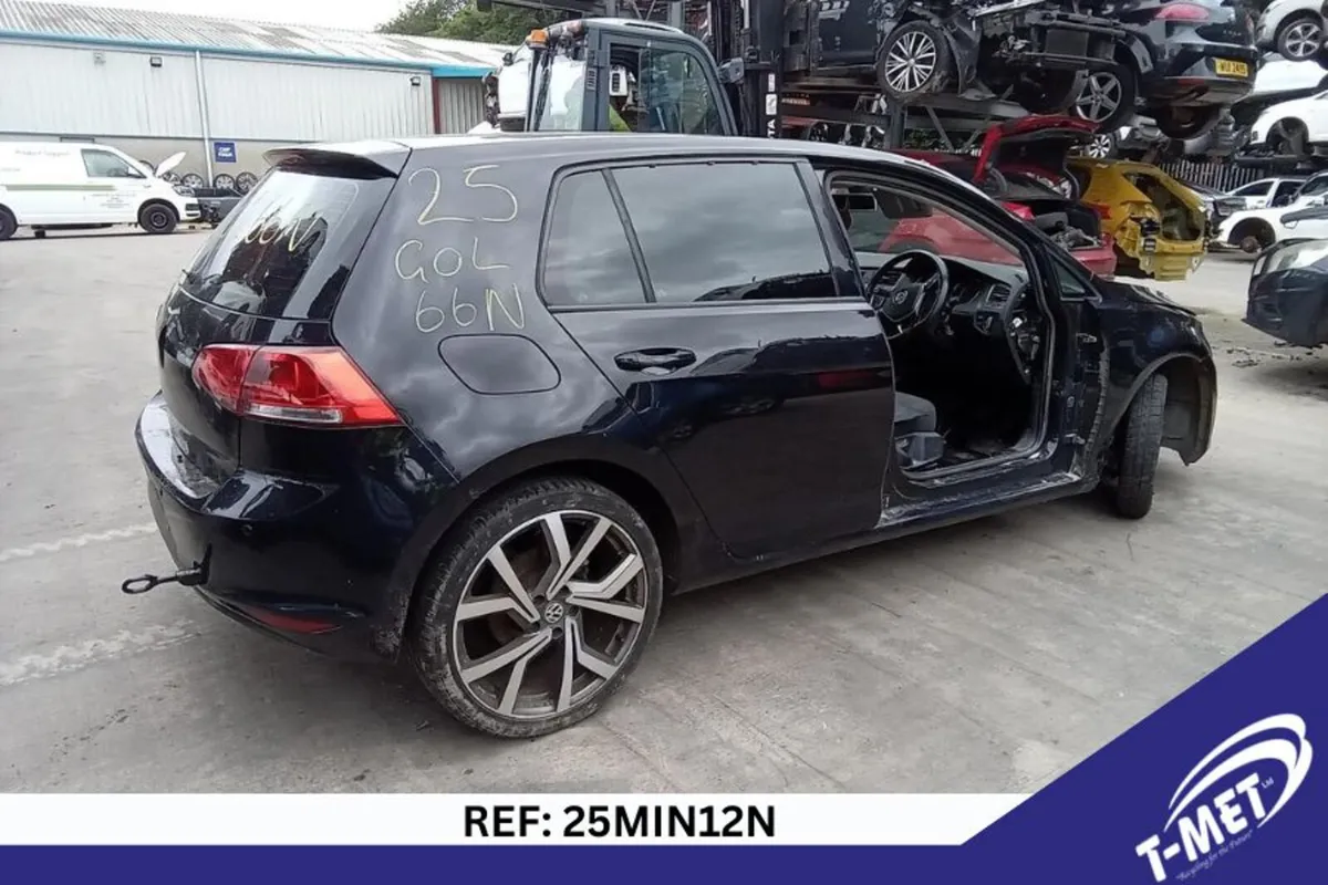 2013 VOLKSWAGEN GOLF BREAKING FOR PARTS - Image 3