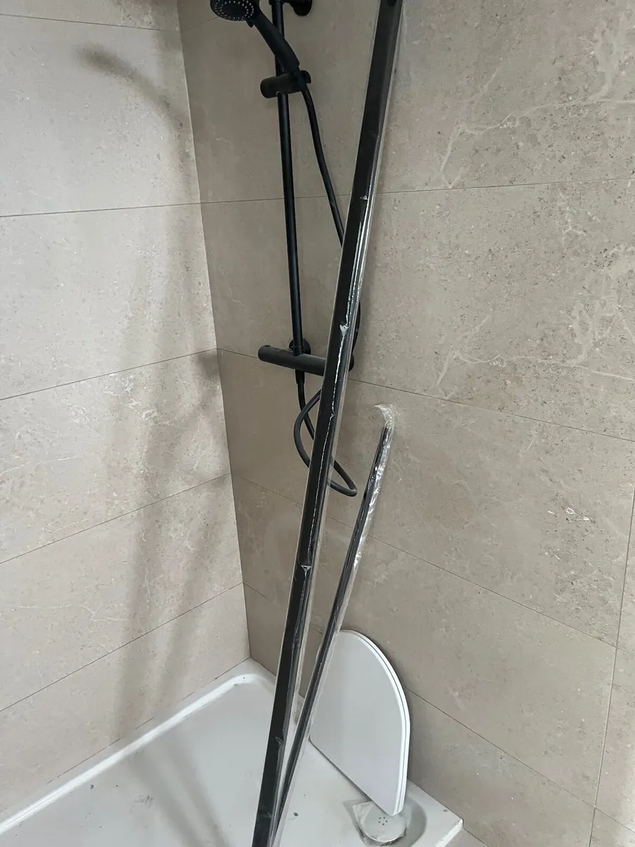 800mm Wet room panel glass with black frame - Image 3