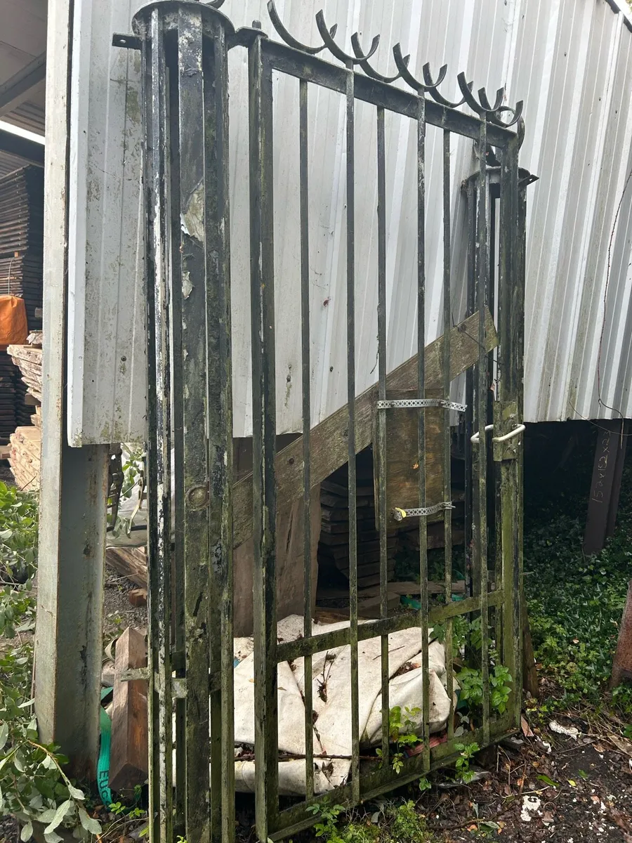 Large steel side gate with posts - Image 3
