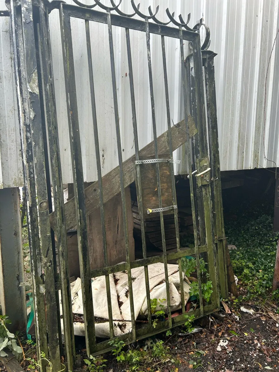 Large steel side gate with posts - Image 4