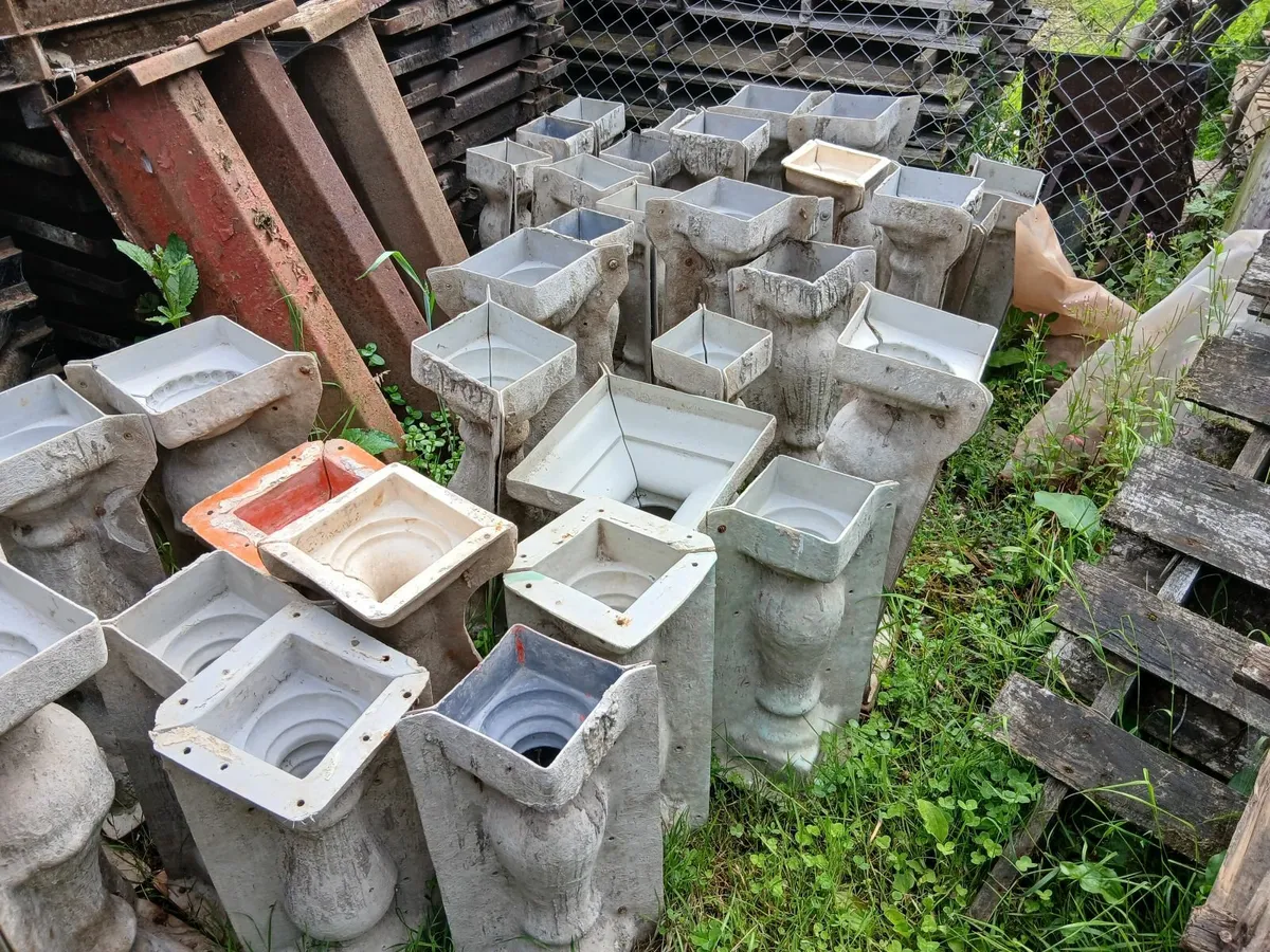 Concrete moulds over 600 lots of different types . - Image 4