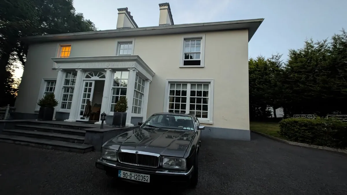 Jaguar 4.0L 1990 XJ40 Soverign - Image 1