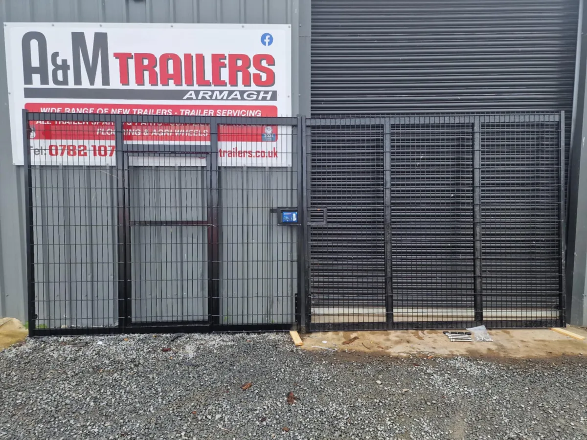 Yard entrance gates - Image 2