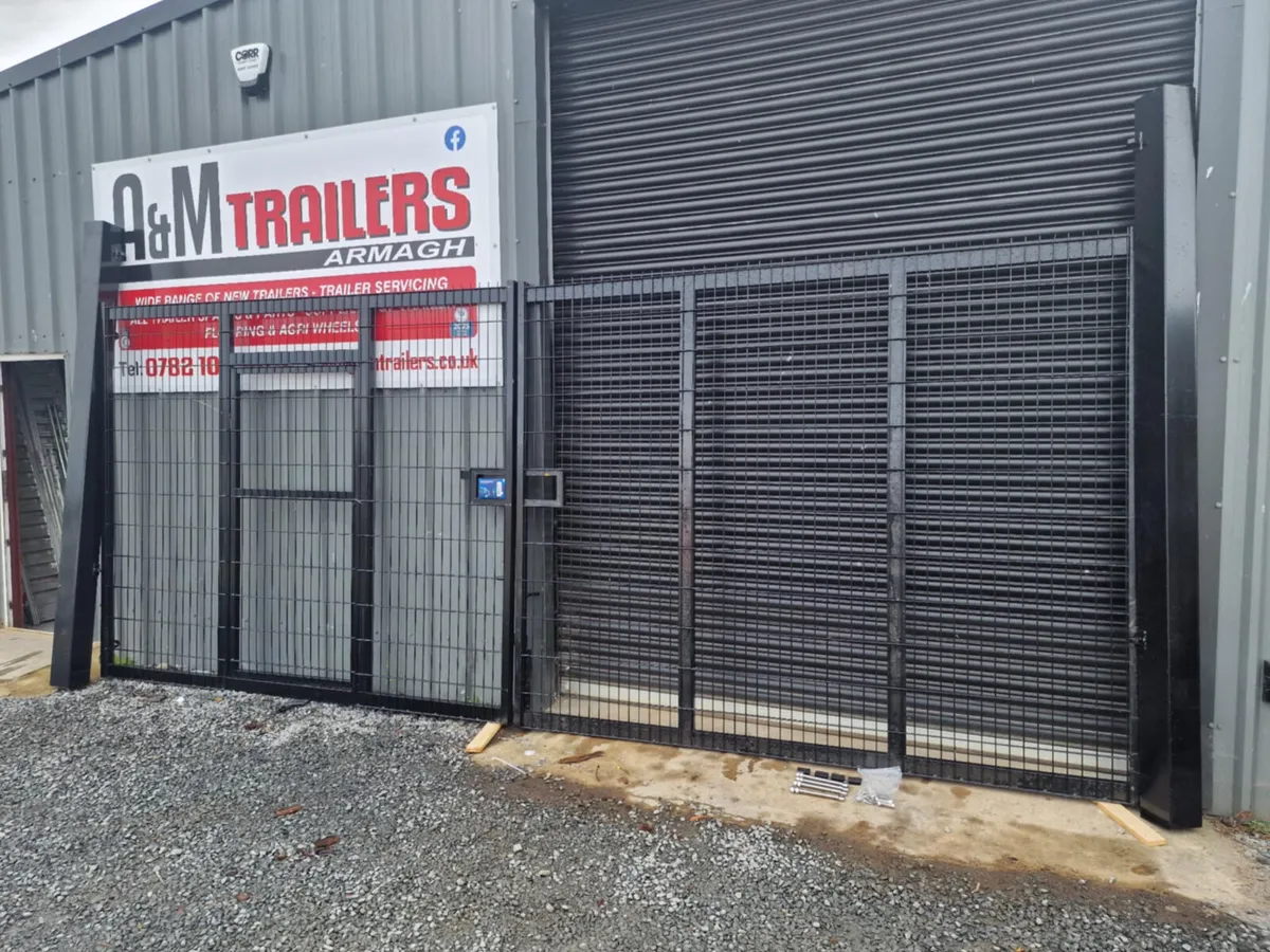 Yard entrance gates - Image 3