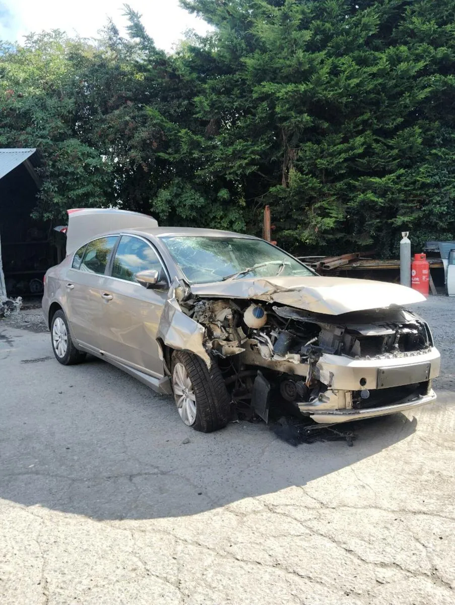 Breaking VW Passat 1.6 cay 2012 - Image 2