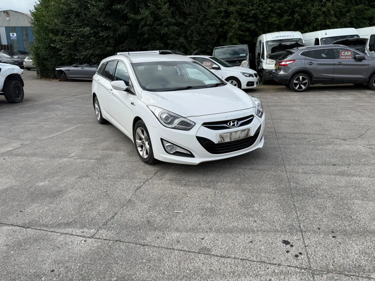 2012 Hyundai  i40. 1.7 CRDI  EST - Image 2