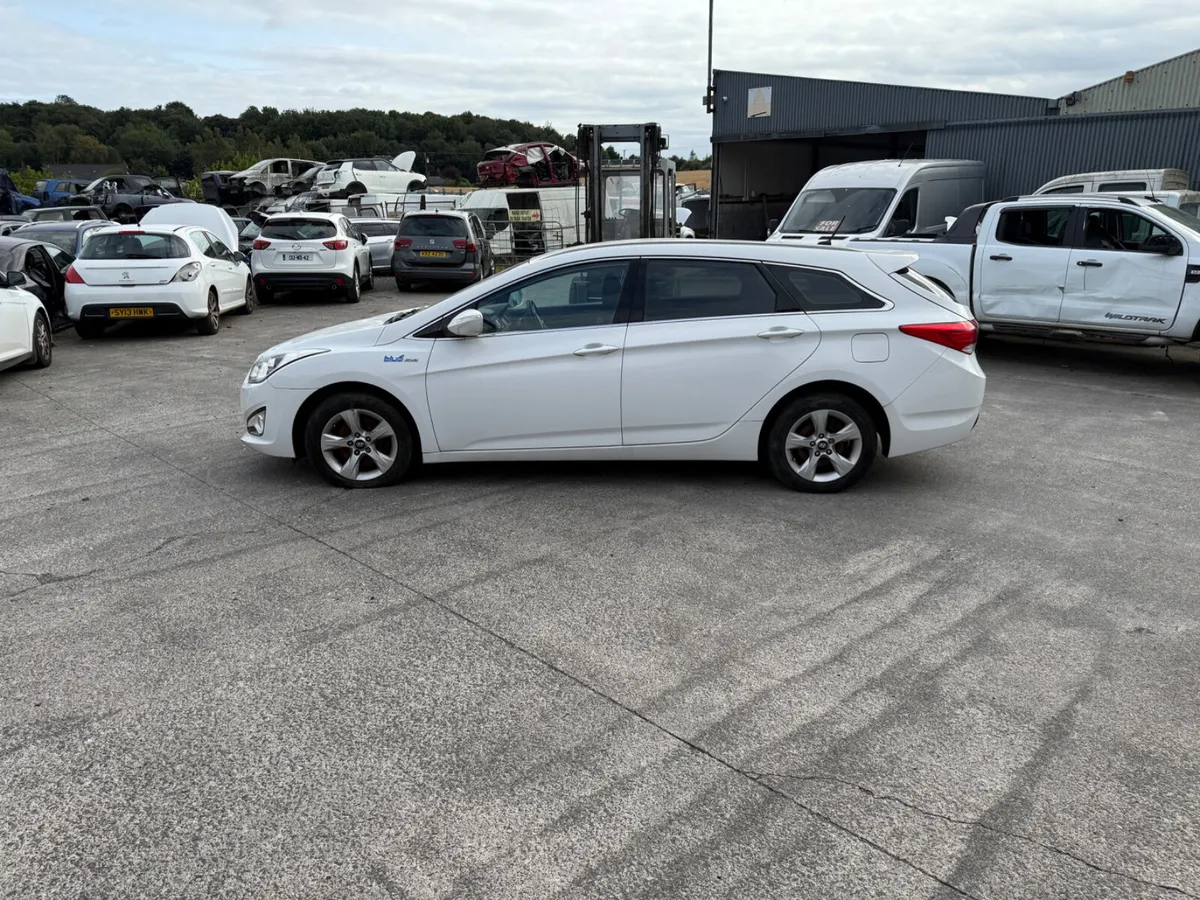 2012 Hyundai  i40. 1.7 CRDI  EST - Image 3