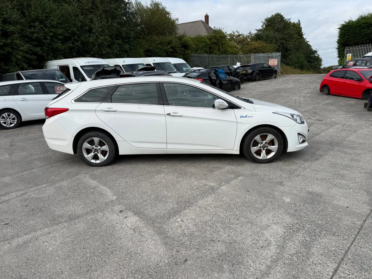 2012 Hyundai  i40. 1.7 CRDI  EST - Image 4