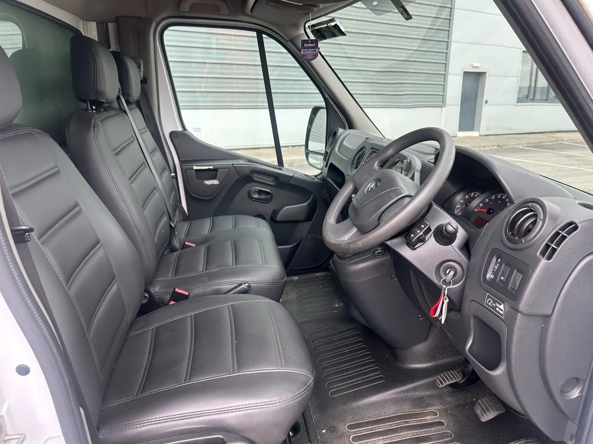 2019 Opel Movano Box Body with tail lift - Image 4