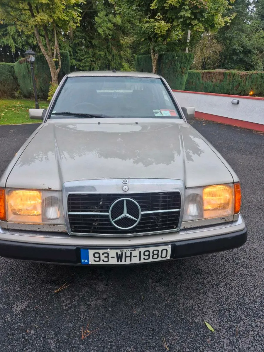 Mercedes 300d diesel vintage starting and driving - Image 3
