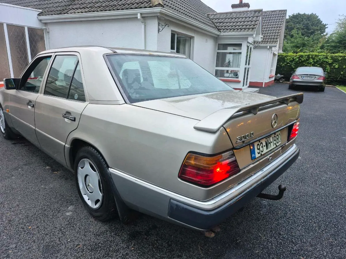 Mercedes 300d diesel vintage starting and driving - Image 2