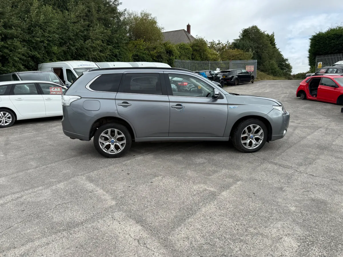 2015 Mitsubishi outlander 2.0 PTL EV Hybrid - Image 3