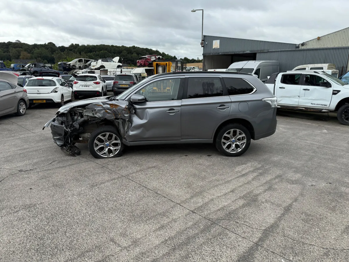 2015 Mitsubishi outlander 2.0 PTL EV Hybrid - Image 4