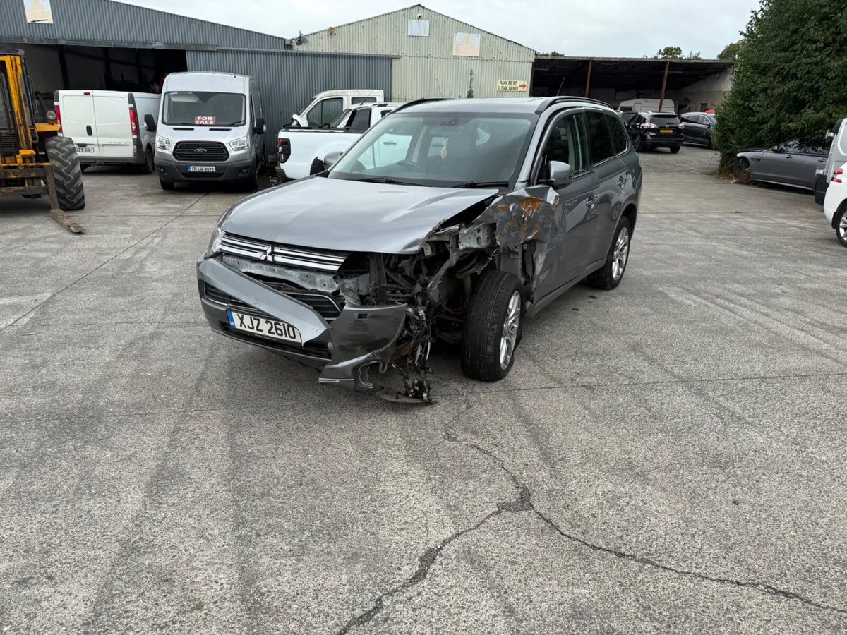 2015 Mitsubishi outlander 2.0 PTL EV Hybrid - Image 2