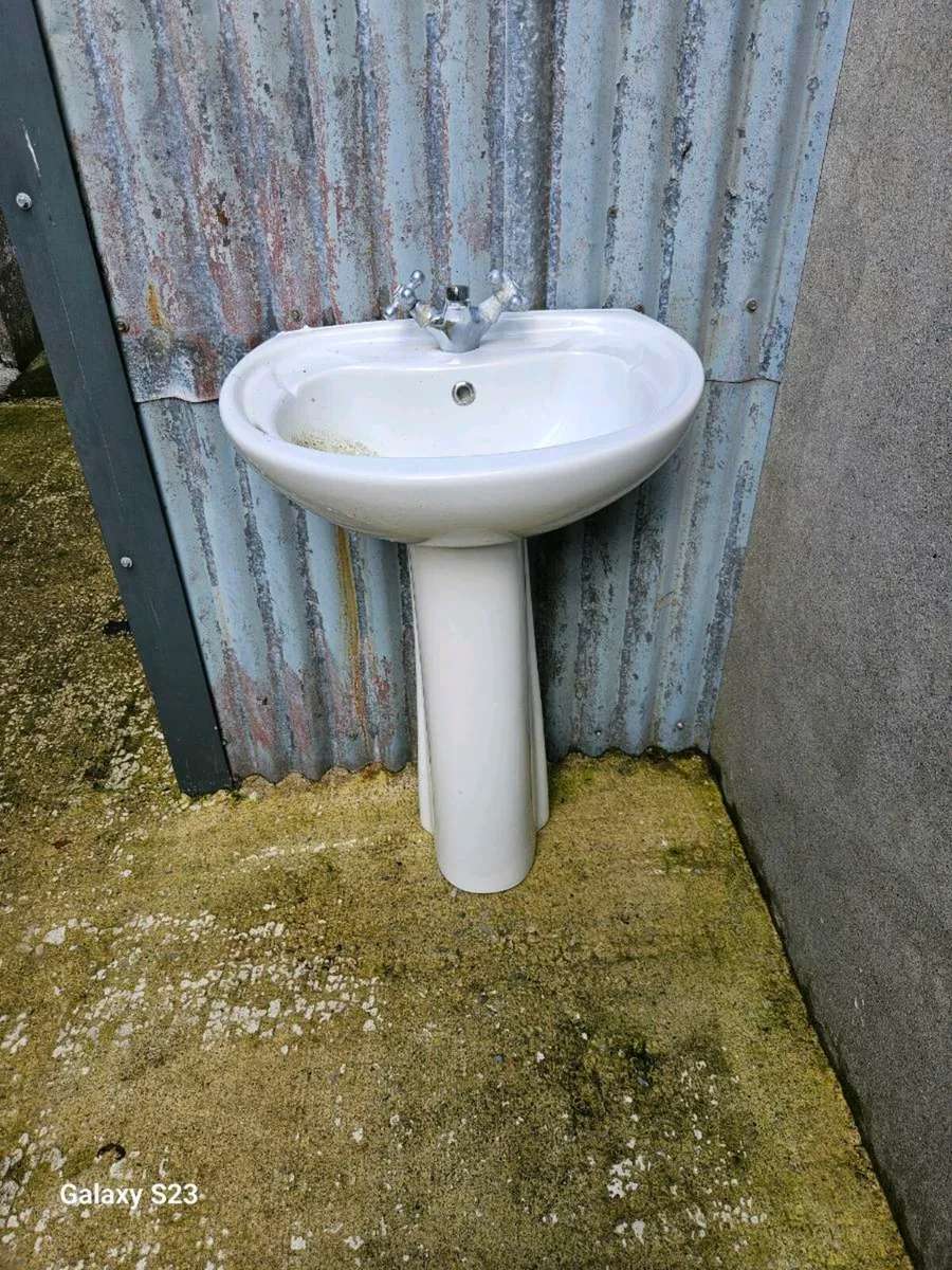 Bathroom suite - Image 1