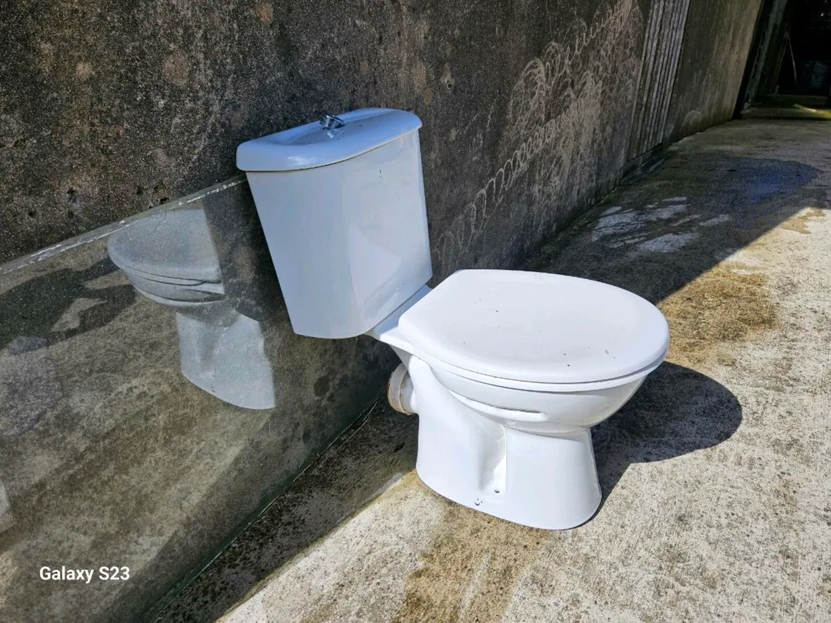 Bathroom suite - Image 2