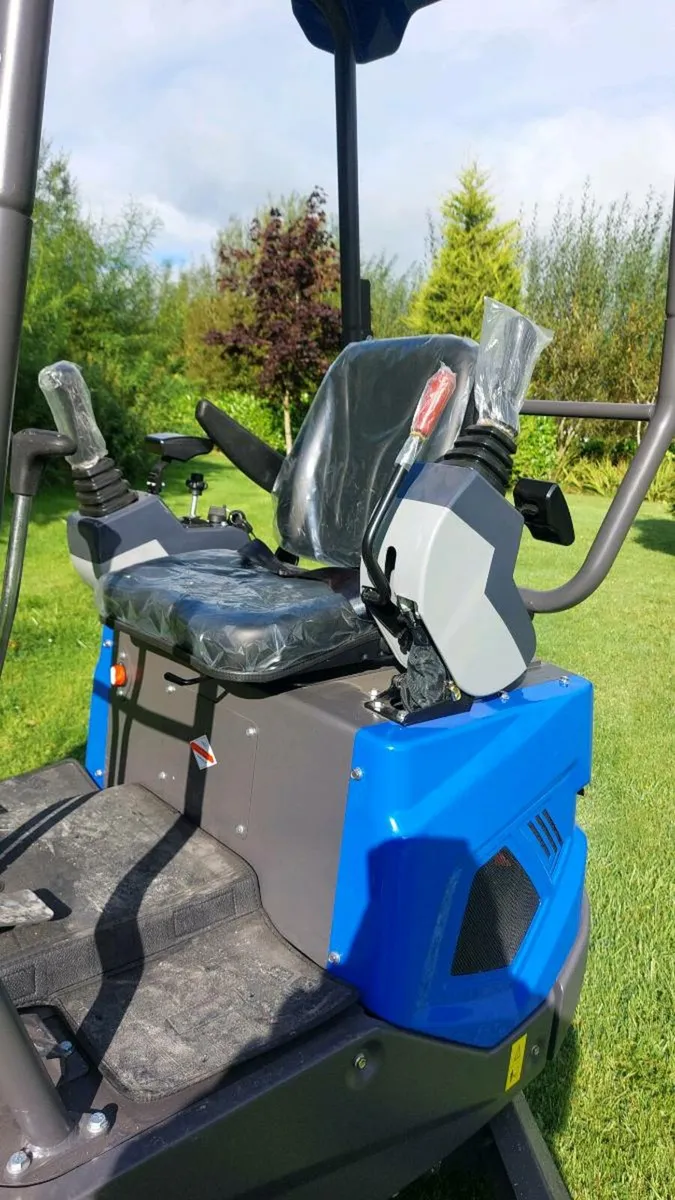 Mini digger - Image 1