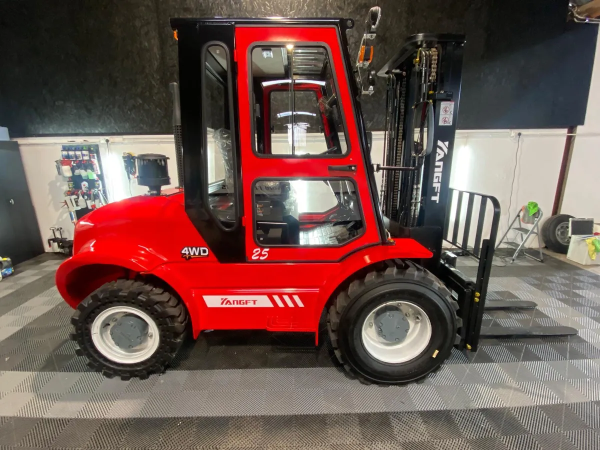 New YangFT 2.5 Ton 4x4 Rough Terrain Forklift - Image 1