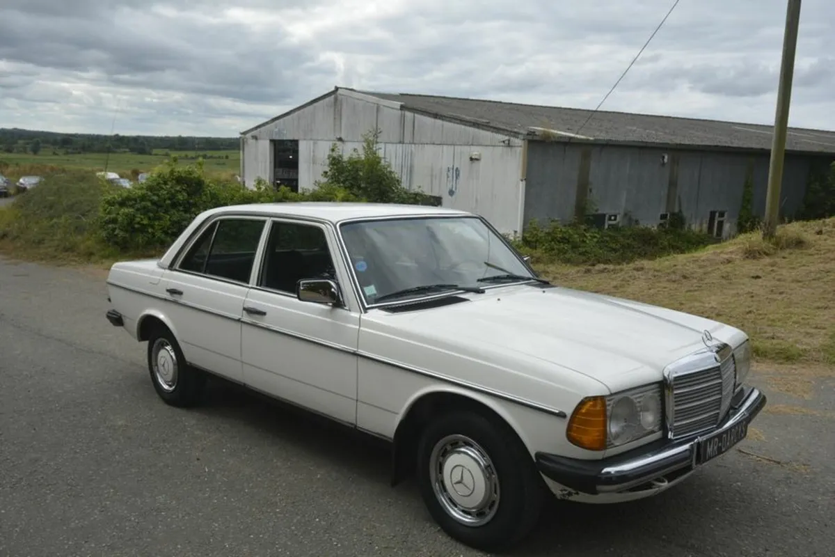 Mercedes 123 4 door LHD - Image 2