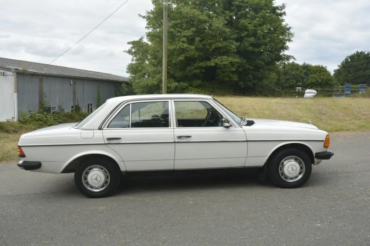 Mercedes 123 4 door LHD - Image 3