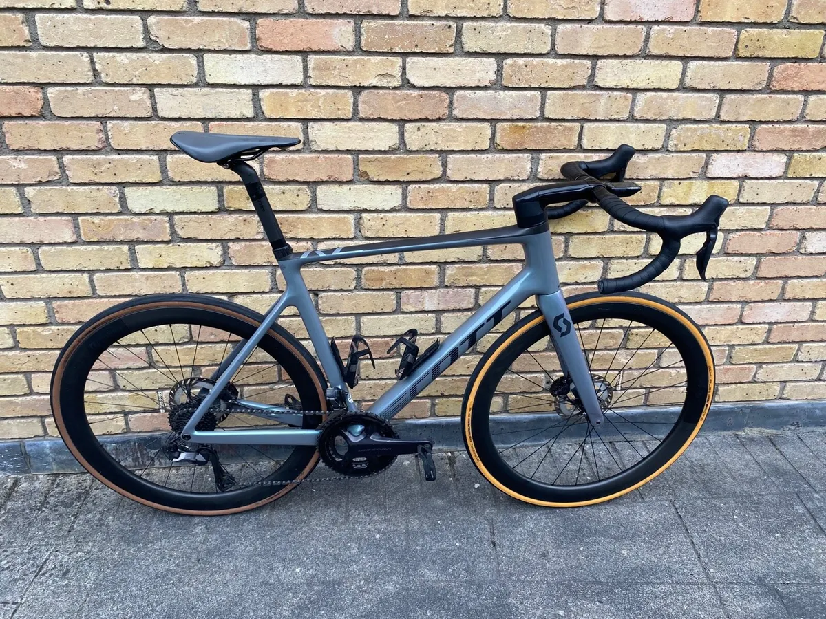 Scott Addict RC carbon road bike - Image 1