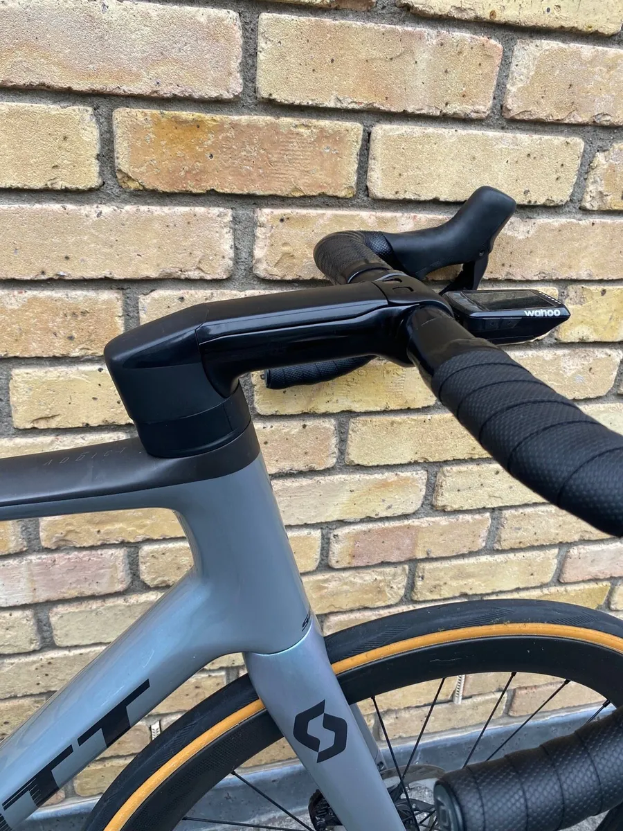 Scott Addict RC carbon road bike - Image 2