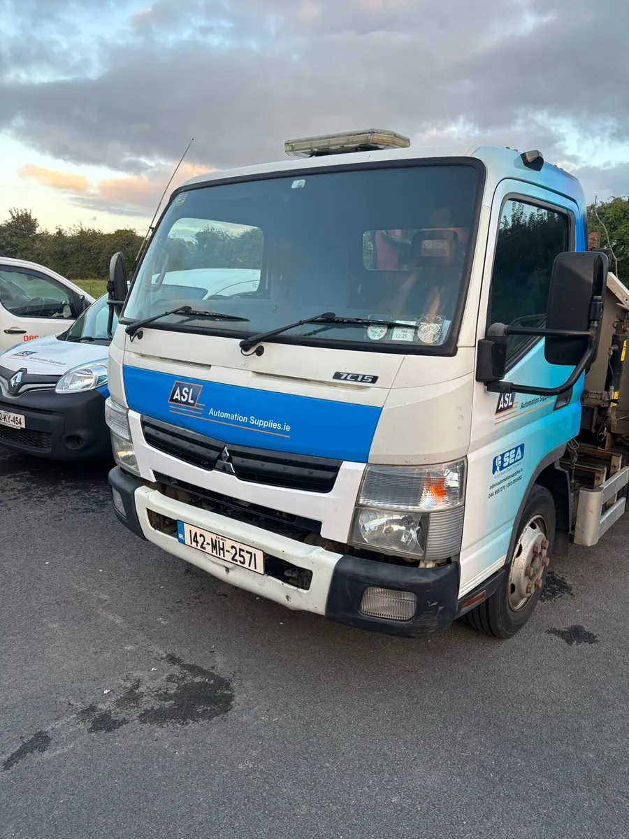 mitsubishi fuso canter with crane - Image 1