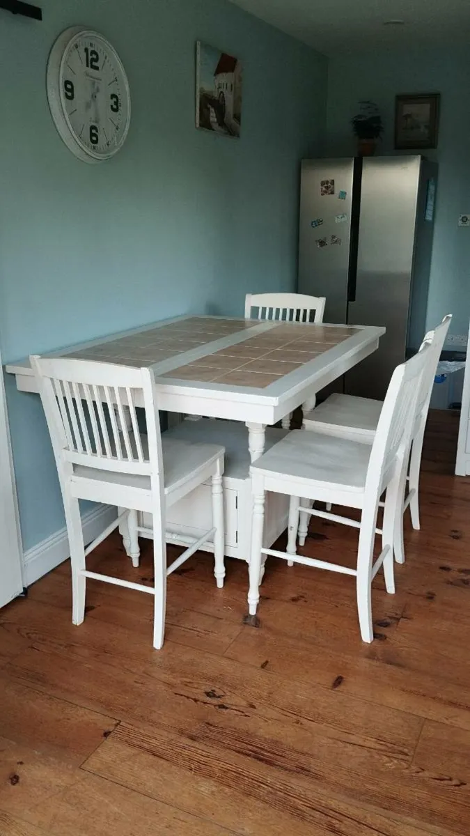 Dining table and chairs - Image 1