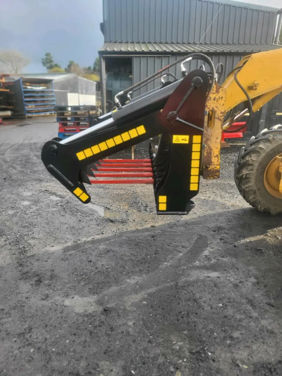 Bale shear with plastic retainer - Image 1