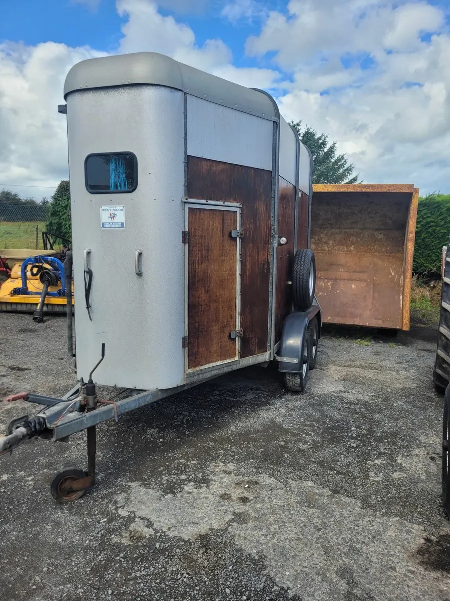 Ifor Williams HB 505 R Horse Box - Image 1