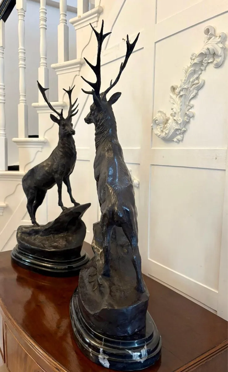 Pair of bronze deers on marble bases - Image 3