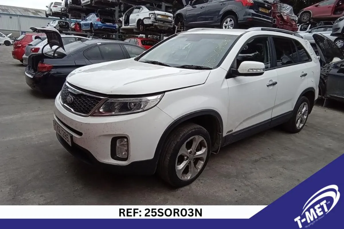 2013 KIA SORENTO BREAKING FOR PARTS - Image 1