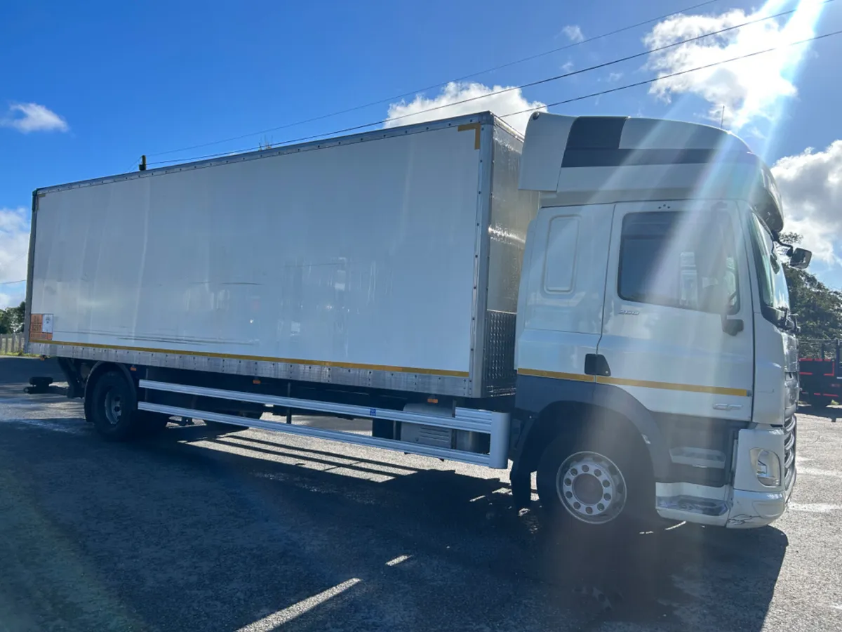 2018 Daf cf 260 18 ton on air box tail lift - Image 4
