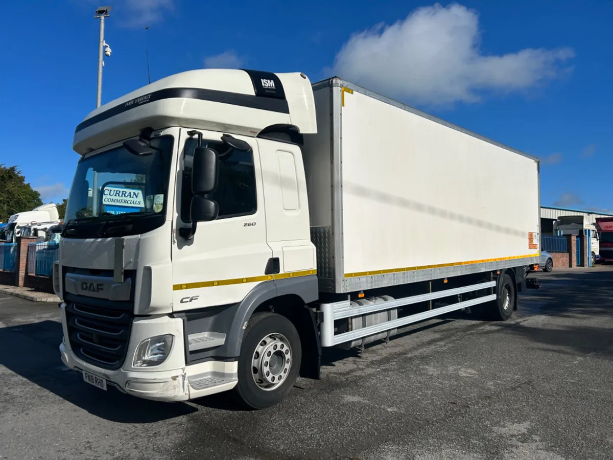 2018 Daf cf 260 18 ton on air box tail lift - Image 1