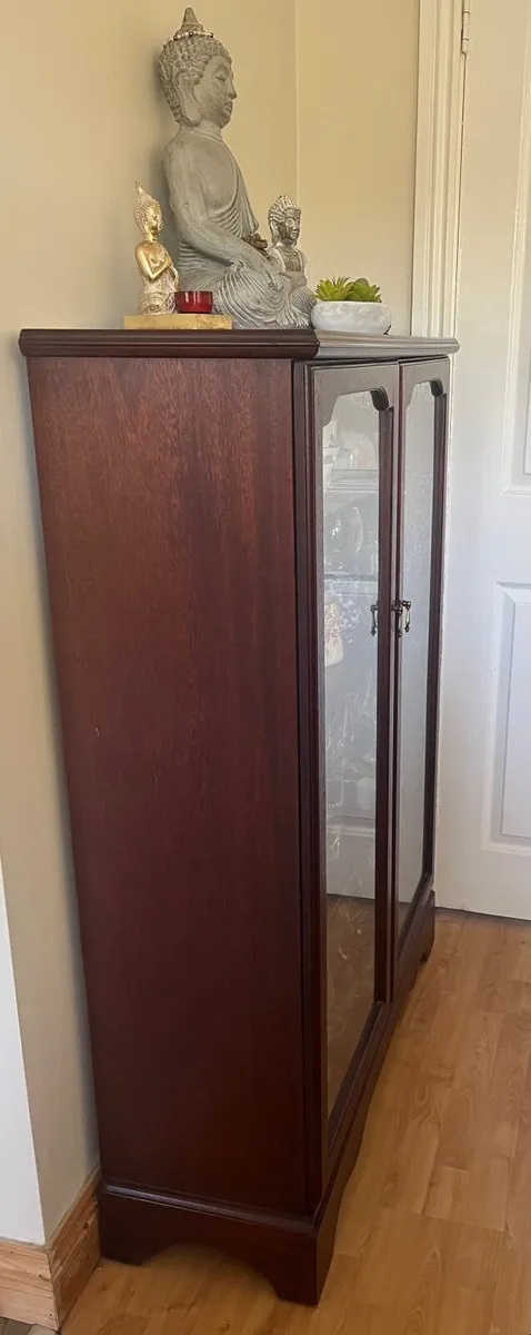 China cabinet - Image 1