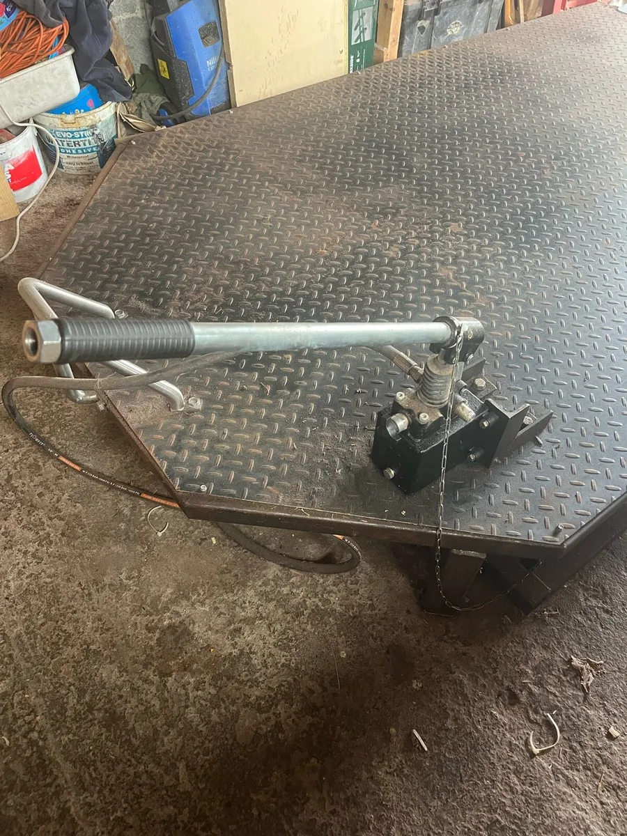 Hydraulic Lift - Image 1