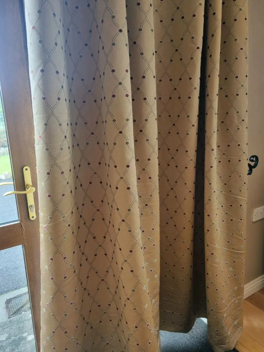 Curtains - Image 2