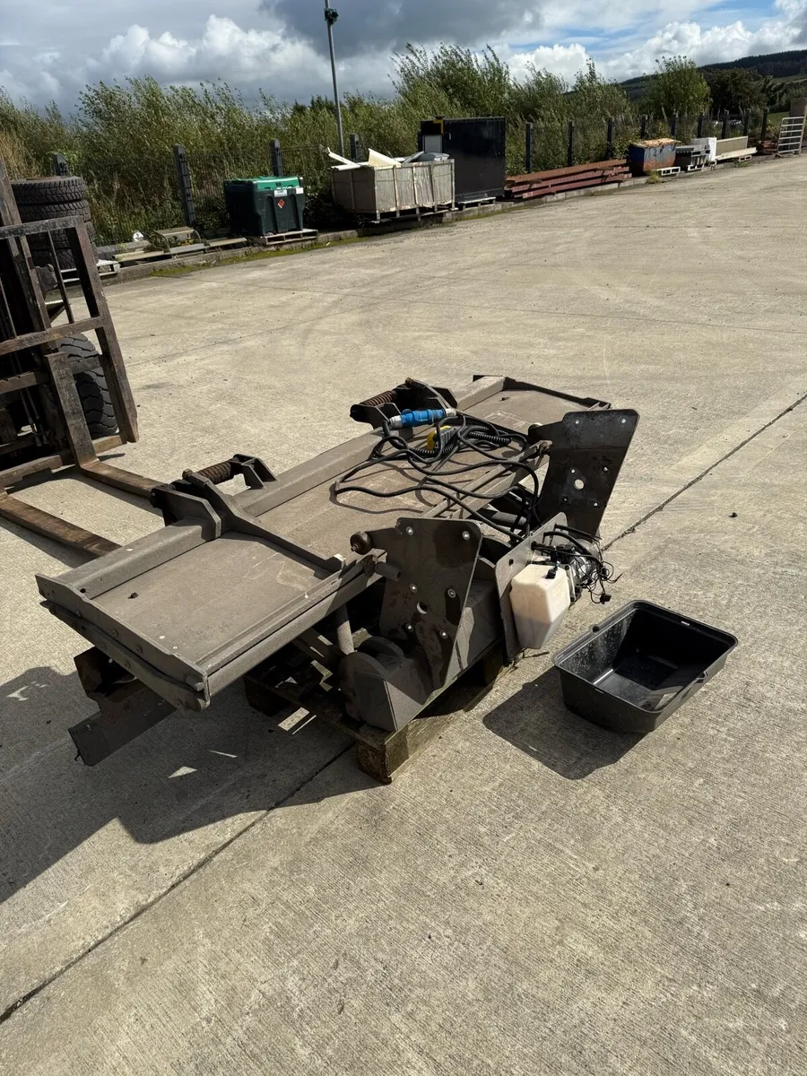 Tail lift fold away. Tipper box truck - Image 3