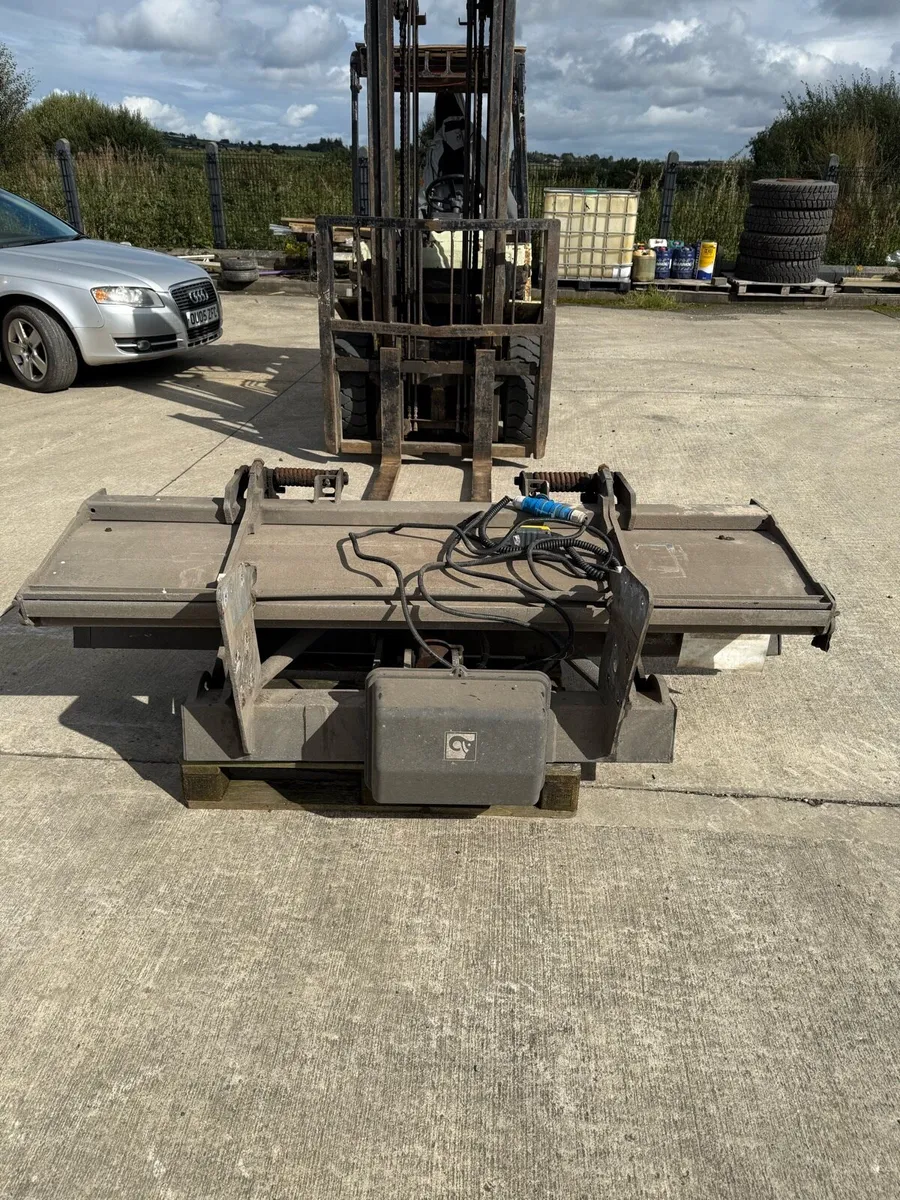 Tail lift fold away. Tipper box truck - Image 4